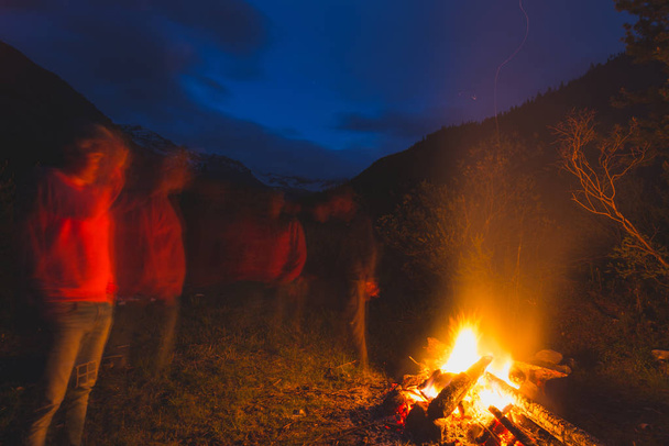 Queimando fogo acampamento em larício remoto e floresta de pinheiros com paisagem de alta altitude e céu dramático ao entardecer. Aventuras de verão nos Alpes franceses italianos
. - Foto, Imagem