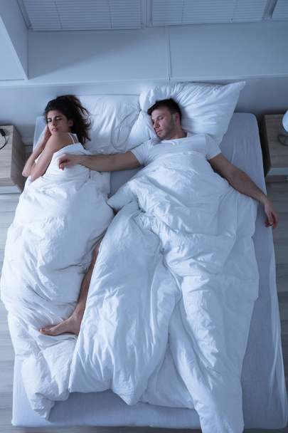 young couple sleeping in bed - Foto, afbeelding