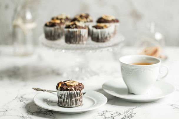 Chocolate muffins with banana and tea - Foto, imagen