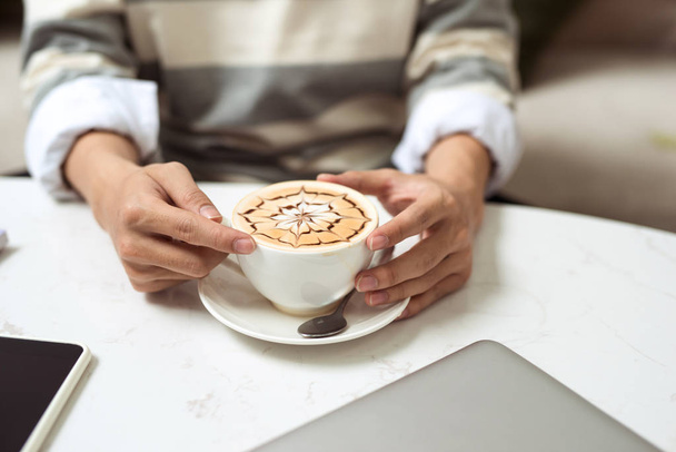 hands holding coffee cup  - Фото, изображение