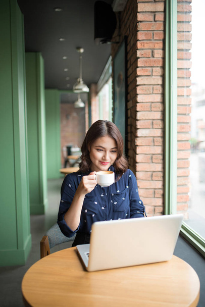 businesswoman sitting in cafe using laptop - Valokuva, kuva
