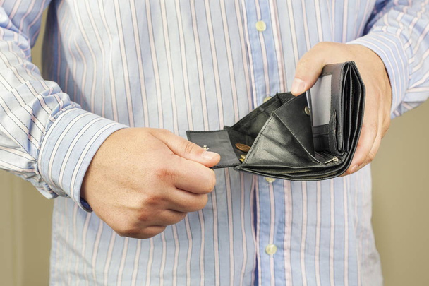 muž zobrazeno prázdnou peněženku - Fotografie, Obrázek