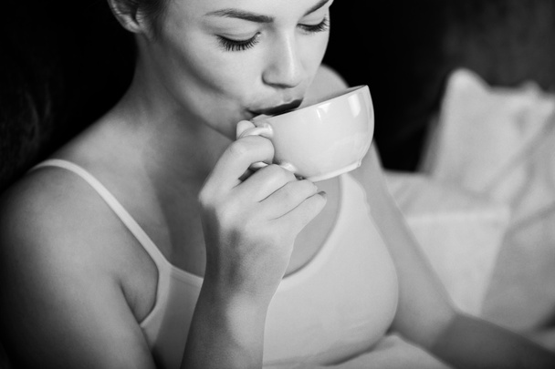 woman having coffee in bed - Φωτογραφία, εικόνα