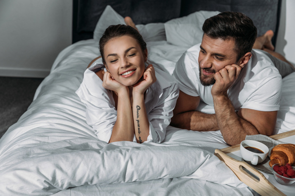 couple having breakfast in bed - Foto, afbeelding
