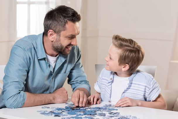 man playing puzzle with son - Zdjęcie, obraz