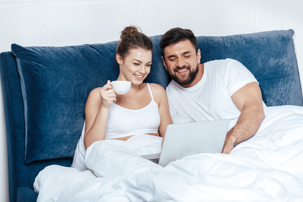 mulher usando laptop com namorado
 - Foto, Imagem