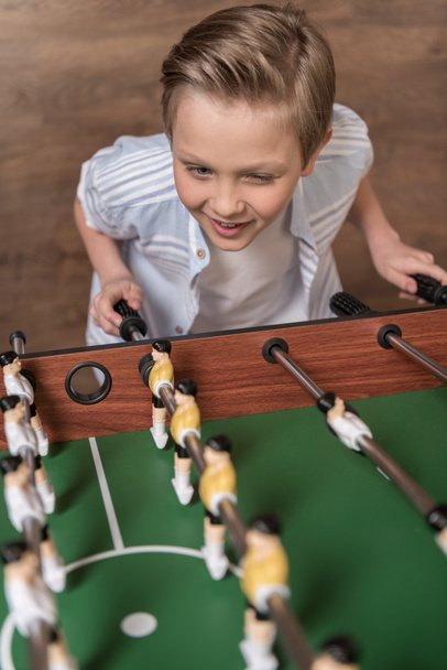 Niño jugando fútbol de mesa
 - Foto, imagen