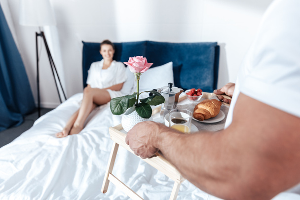 Para jedząca śniadanie w łóżku - Zdjęcie, obraz