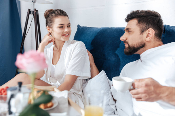 couple having breakfast in bed - Foto, Imagem
