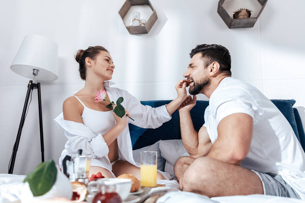 couple having breakfast in bed - Foto, Imagen