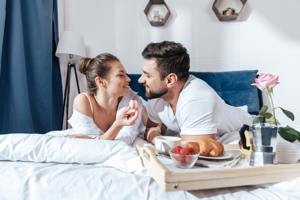 couple having breakfast in bed - Fotoğraf, Görsel