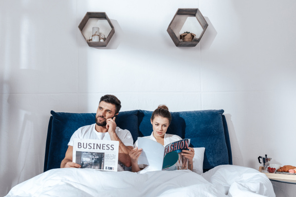 couple reading in bed - Foto, Imagen