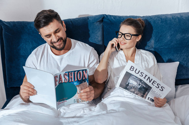 couple reading in bed - Фото, изображение