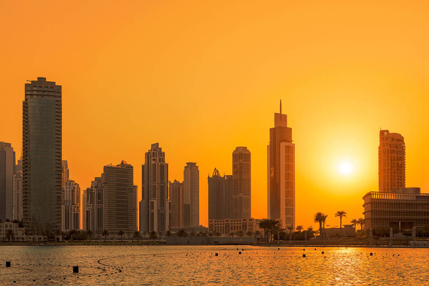 Ηλιοβασίλεμα στο Ντουμπάι με τα κτίρια στην σιλουέτα - Φωτογραφία, εικόνα