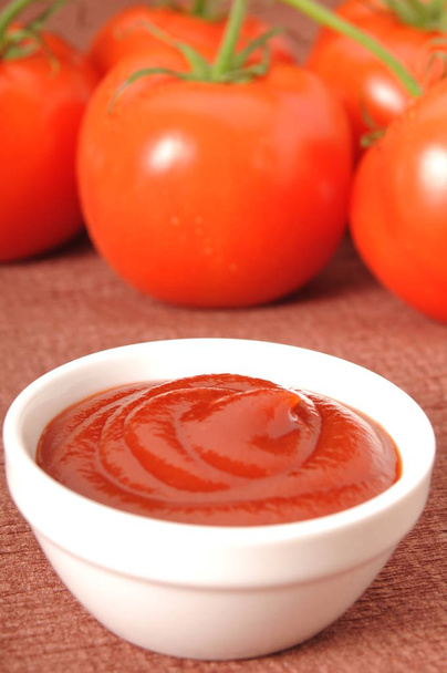 ketchup en tomaten - Foto, afbeelding