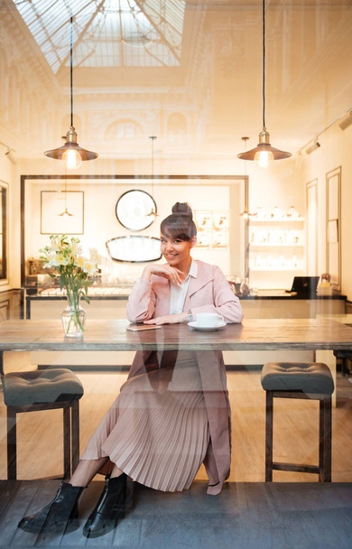 Retrato de uma jovem sentada no café moderno
 - Foto, Imagem