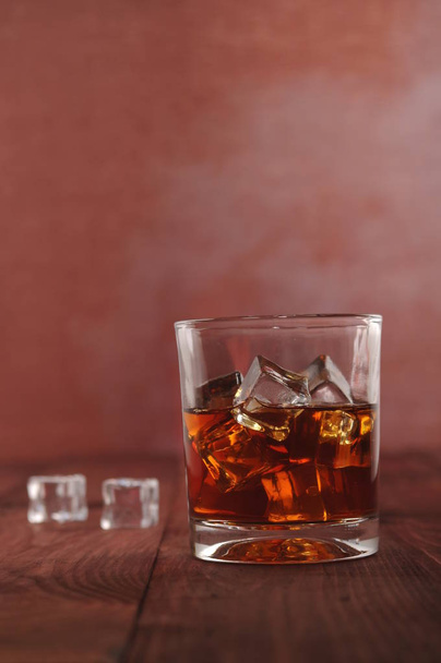 whiskey with ice - Foto, afbeelding