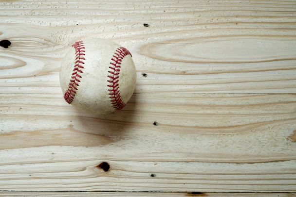 Pelota de béisbol sobre fondo de madera
 - Foto, imagen