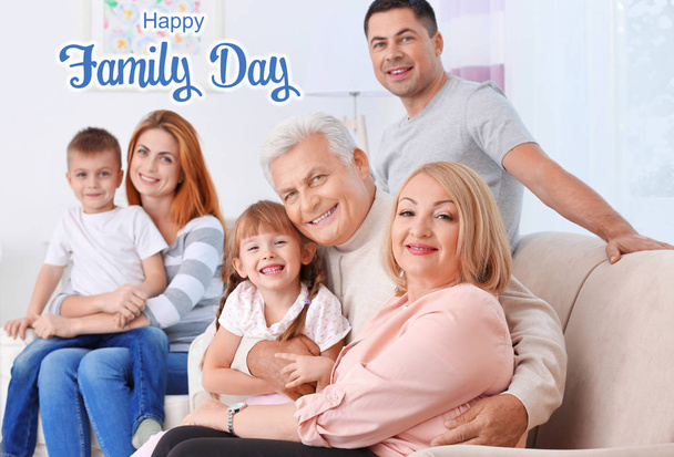 Familia feliz sentada en el sofá. Concepto de vacaciones
 - Foto, Imagen