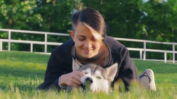 жінка з сестринським хаскі собакою
 - Кадри, відео