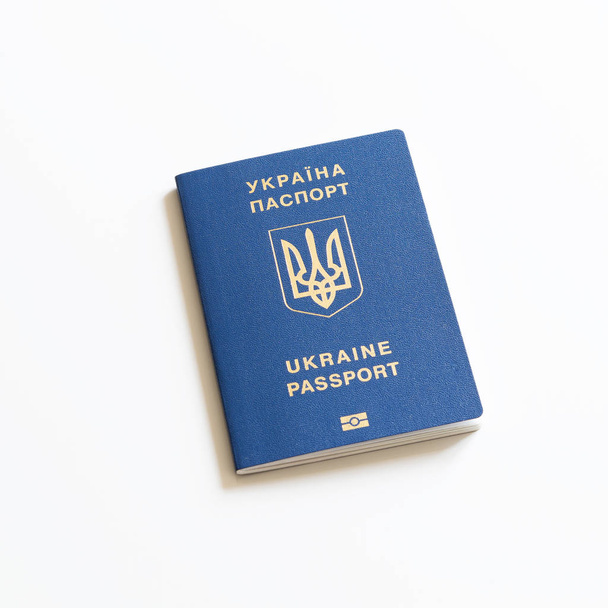 Pasaporte biométrico internacional ucraniano sobre fondo neutro
 - Foto, imagen