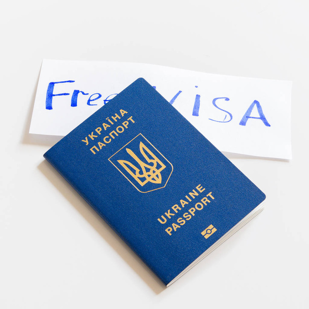 Ukrajinská biometrický pas s nápisem bezplatné vízum na bílém pozadí. - Fotografie, Obrázek