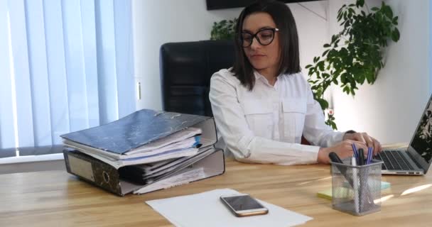 Young businesswoman getting rebuke from her boss in the office, 4K - Video, Çekim