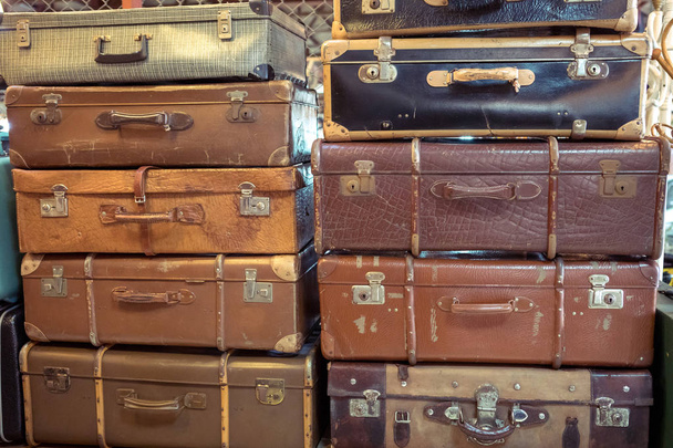 Vintage eski hırpalanmış deri bavul yığılmış - Fotoğraf, Görsel