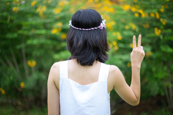 Giovane donna con segni di pace
 - Foto, immagini