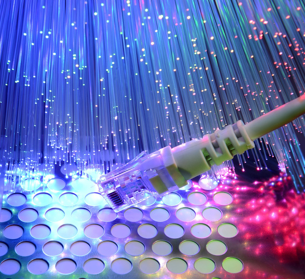 Primer plano del cable de red con fondo de fibra óptica
 - Foto, imagen