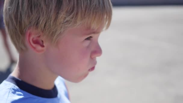kind eten van ijs in het Park-closeup - Video