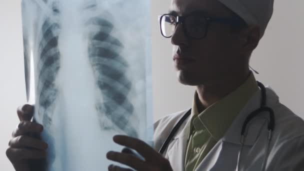 Le docteur étudie une radiographie. Un travailleur médical fait un mauvais diagnostic
 - Séquence, vidéo