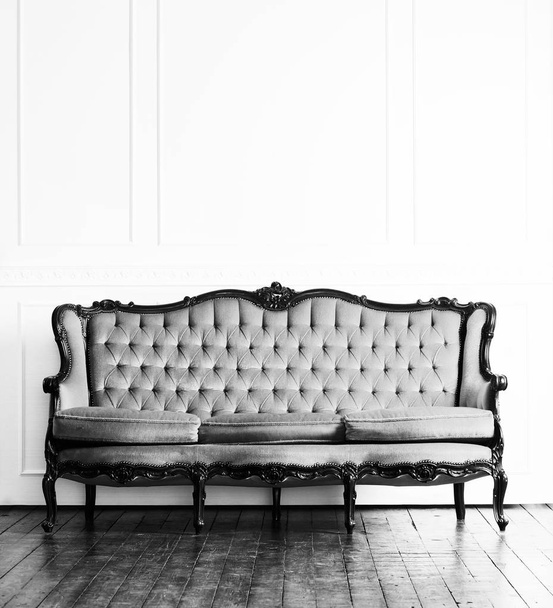 sofá antiguo en el interior retro
 - Foto, imagen