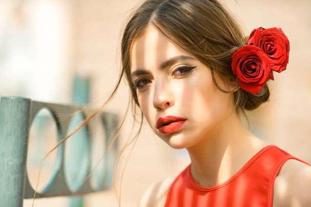 woman with red lips and roses in hair - Foto, Imagen