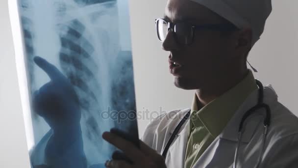 De arts bestudeert een röntgenfoto. De medische werknemer maakt een goede diagnose - Video