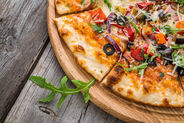 Finom olasz pizza zöldségekkel - Fotó, kép