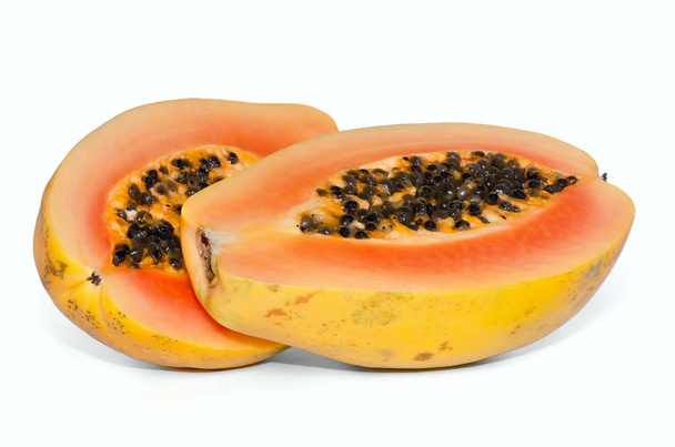 gesneden voor verse papaya geïsoleerd op witte achtergrond. - Foto, afbeelding