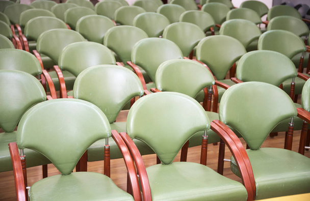 Пустые стулья для конференций в бизнес-зале
 - Фото, изображение