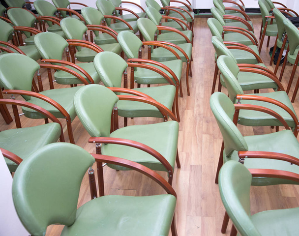  Bequeme Sitzgelegenheiten in leerem Besprechungsbüro für Vorträge - Foto, Bild