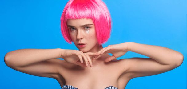 weibliches Modell mit rosa Perücke - Foto, Bild