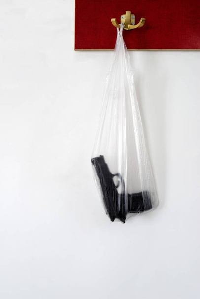 Silah bir kanca asılı bir plastik torba - Fotoğraf, Görsel