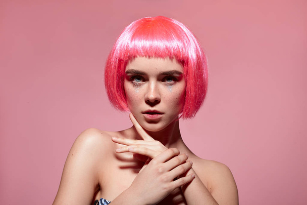 Mulher bonita em peruca rosa
 - Foto, Imagem