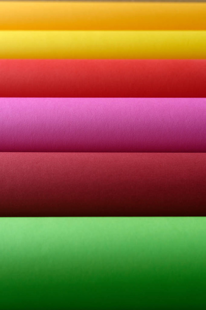 Színes papír, zöld, barna, rózsaszín, piros, sárga és narancs - Fotó, kép