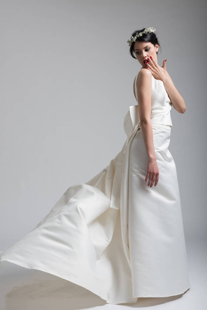beautiful young woman in wedding dress - Φωτογραφία, εικόνα