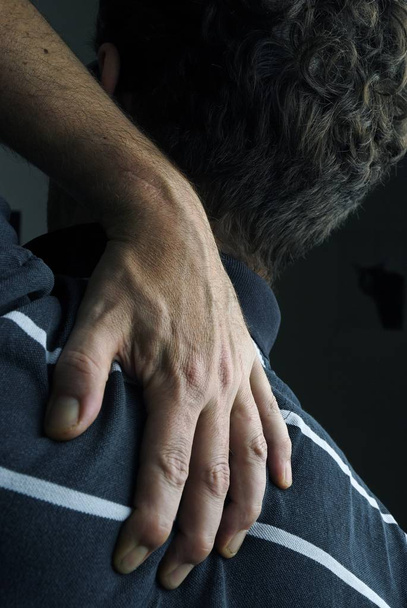 Mann mit Rückenschmerzen - Foto, Bild