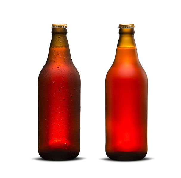 ブラウン濡れている白い背景に分離されたビールのボトル - 写真・画像