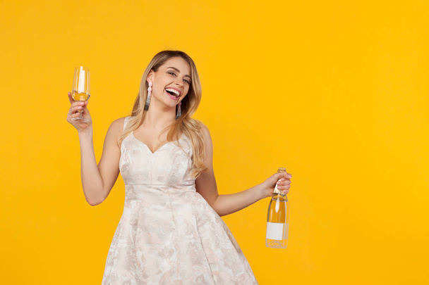 woman posing with wineglass - Foto, Imagen