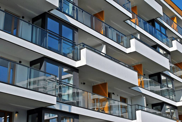 Modernos edificios de apartamentos exteriores
 - Foto, Imagen