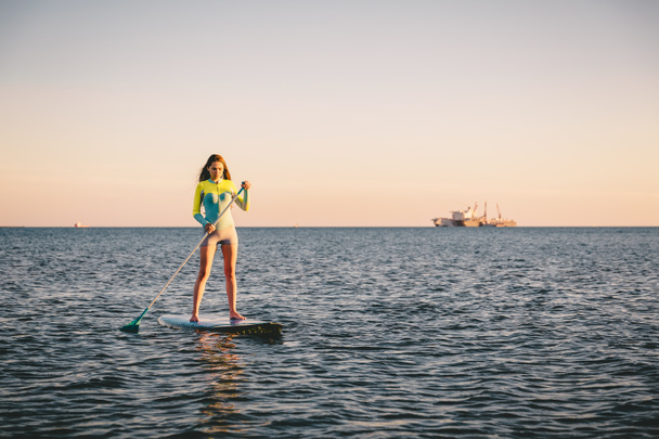 Girl stand up paddle boarding  - Fotoğraf, Görsel