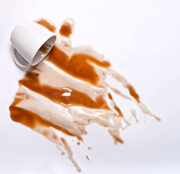Derrame de taza de café blanco sobre fondo blanco
 - Foto, imagen